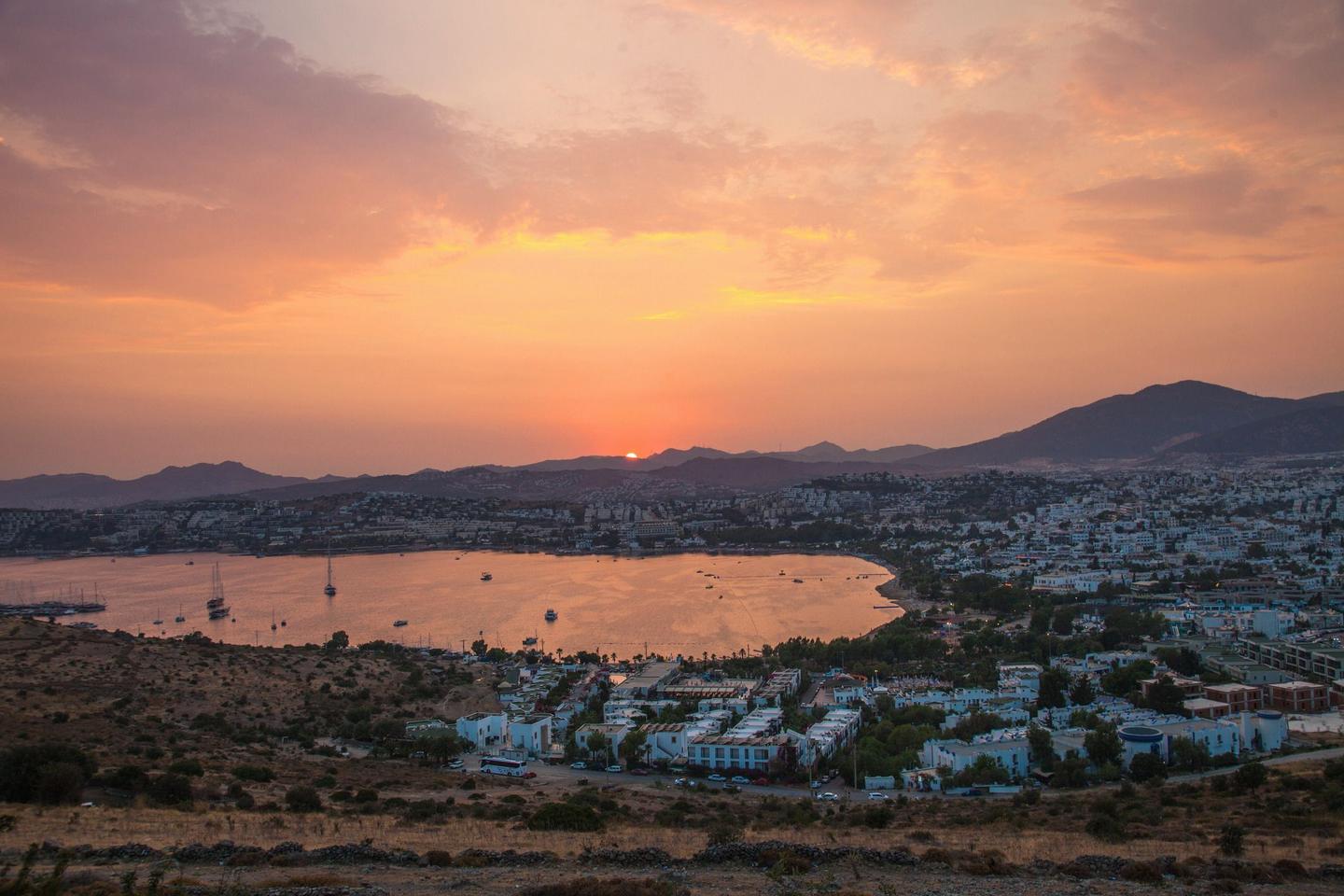Ausblick auf Gümbet bei Sonnenuntergang