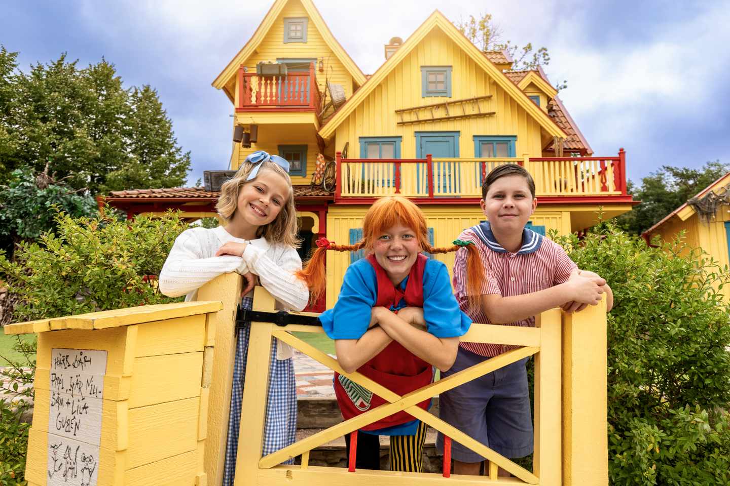schweden-familienurlaub-pippi-vor-der-villa-kunterbunt-c-astrid-lindgrens-vaerld.jpg