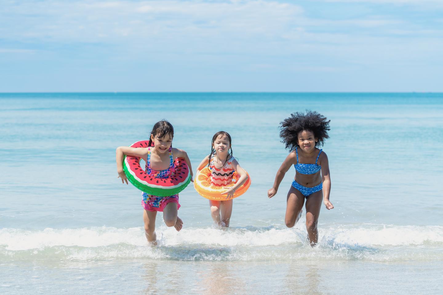kroatien-kinder-junge-sprung-vom-steg-meer-sommerurlaub-g-2156876986.jpg
