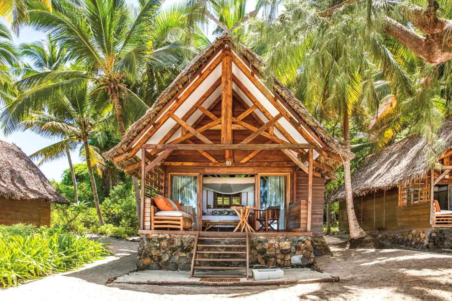madagaskar-tsarabanjina-constance-tsarabanjina-bungalow-palmen-strand.jpg