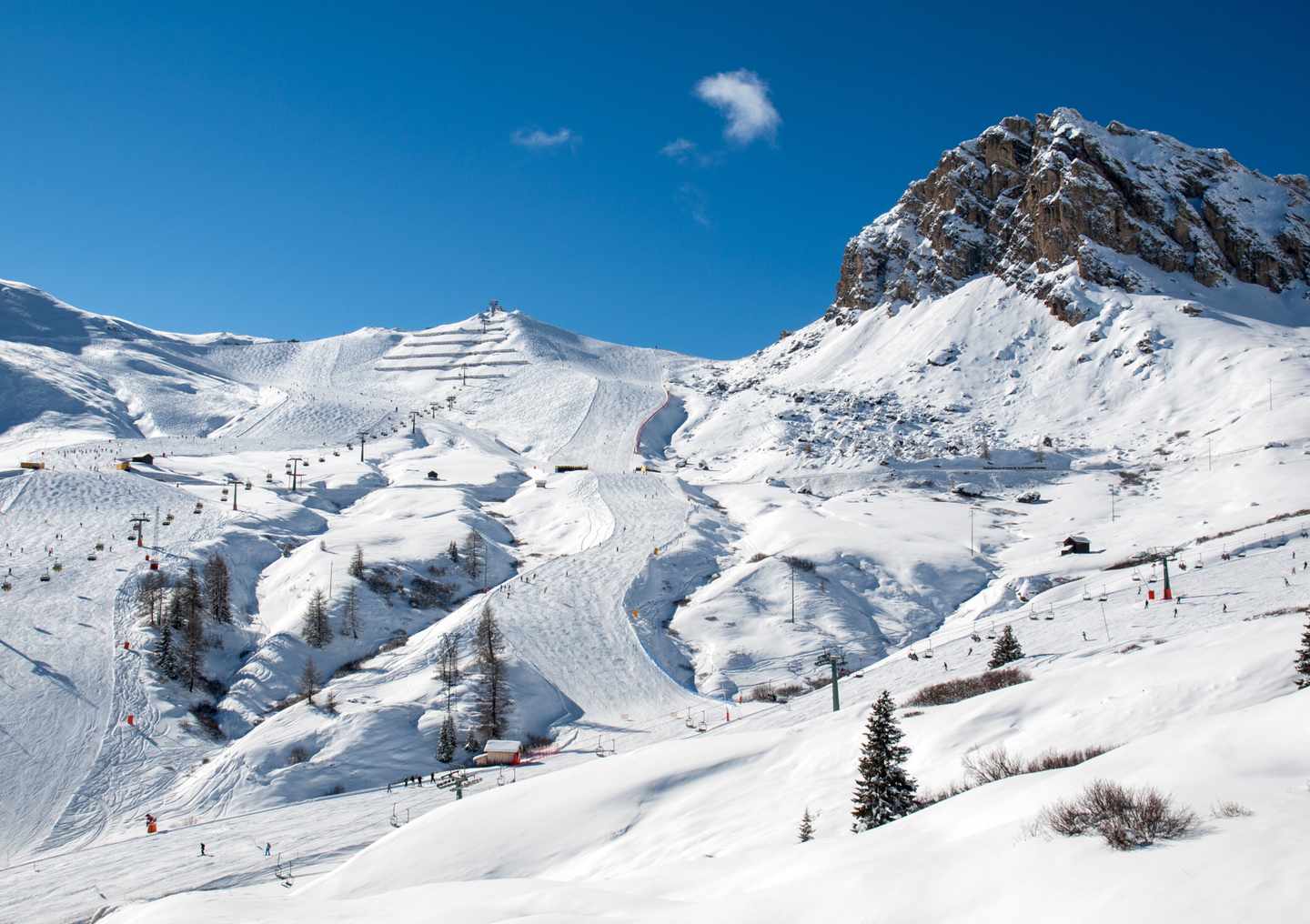 italien-dolomiten-val-gardena-schneebdeckte-berge-g-867757496.jpg