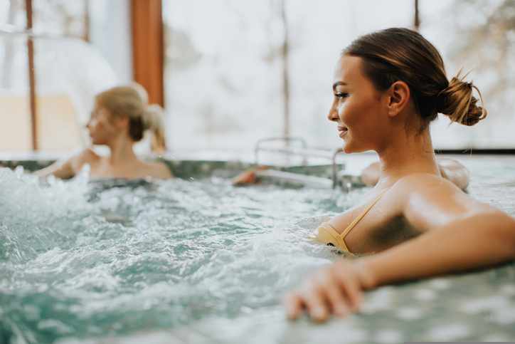 pool-wellness-g-908248022.jpg