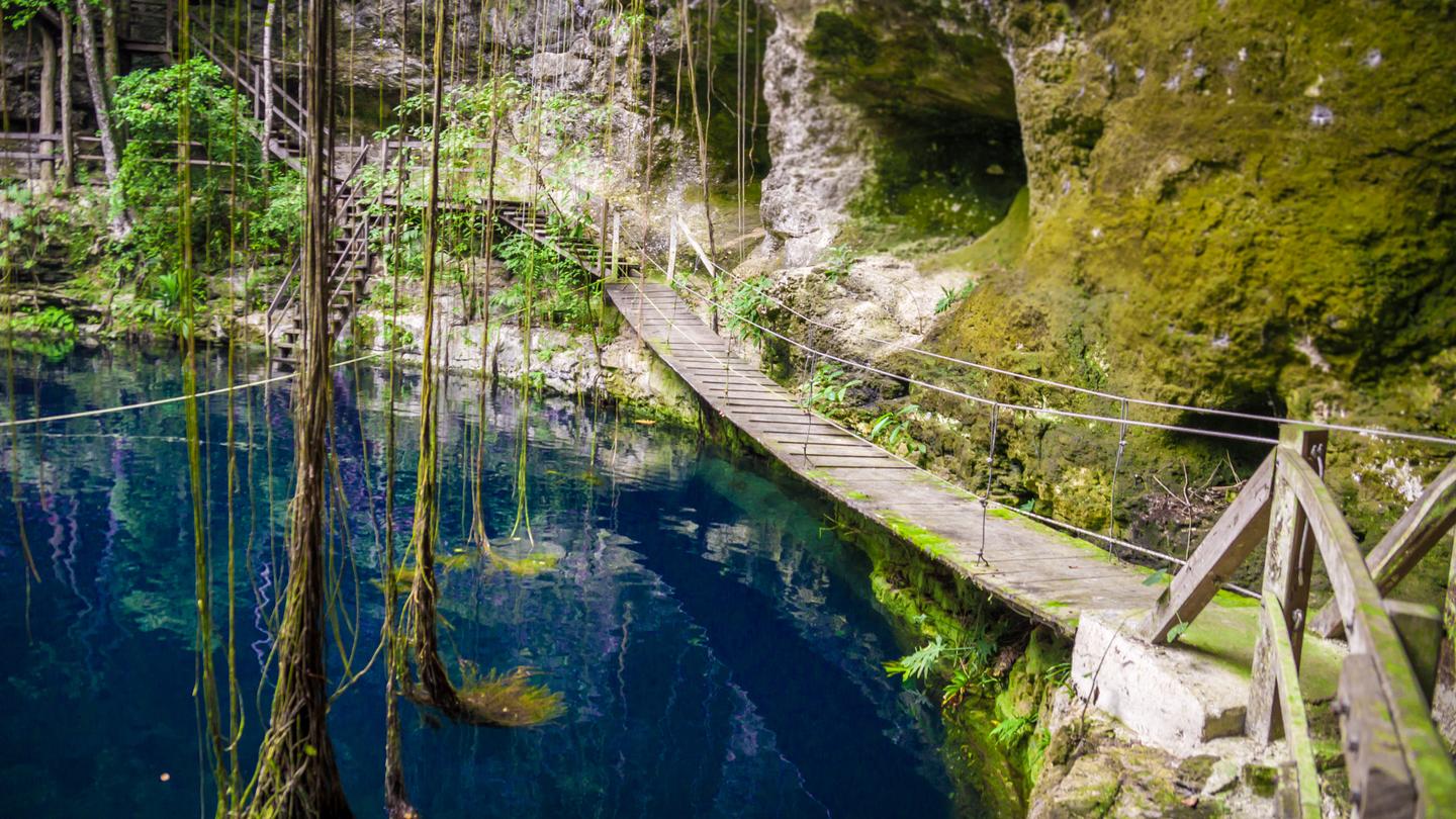 Mexiko-Yucatan-Ek-Balam-Cenote-g-646566022.jpg