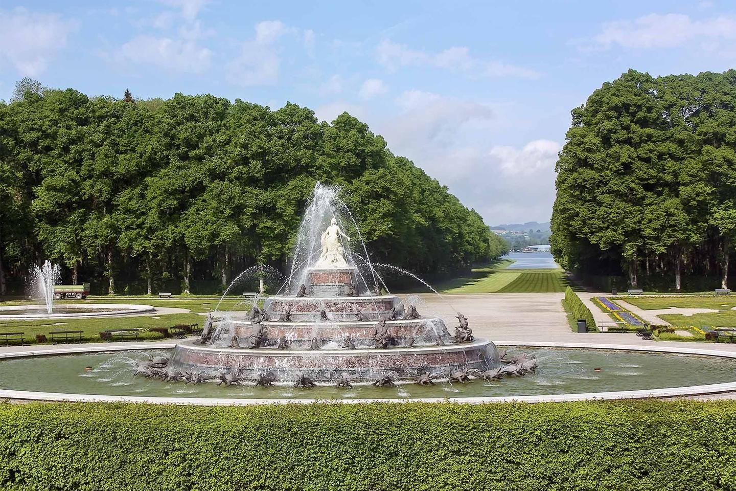 deutschland-bayern-schoenste-seen-springbrunnen-insel-herrenchiemsee-g-515779443.jpg