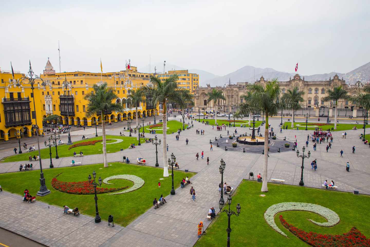 peru-lima-plaza-de-armas-klein-g-504752278.jpg