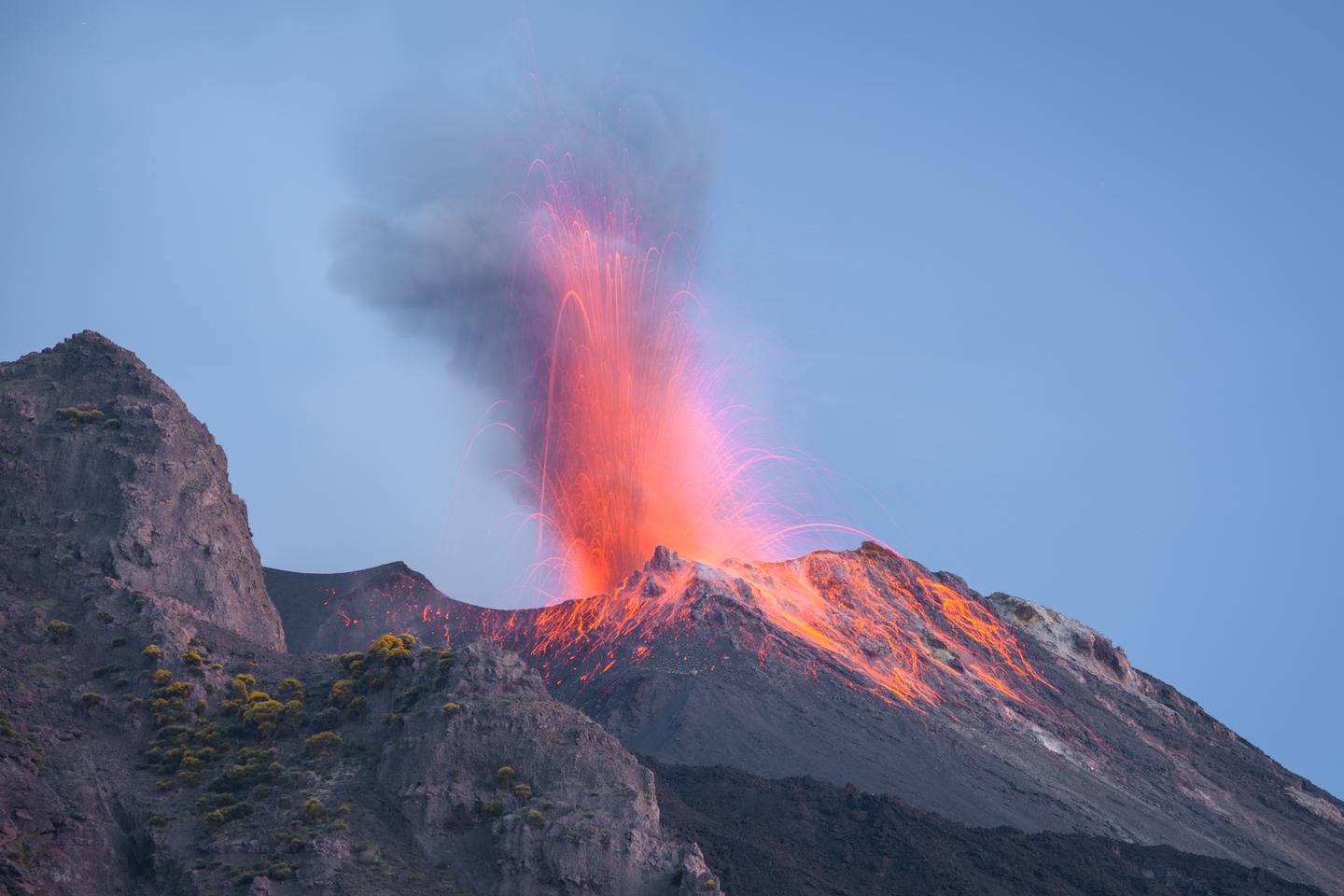 italien-liparische-inseln-stromboli-vulkan-g-851970978.jpg