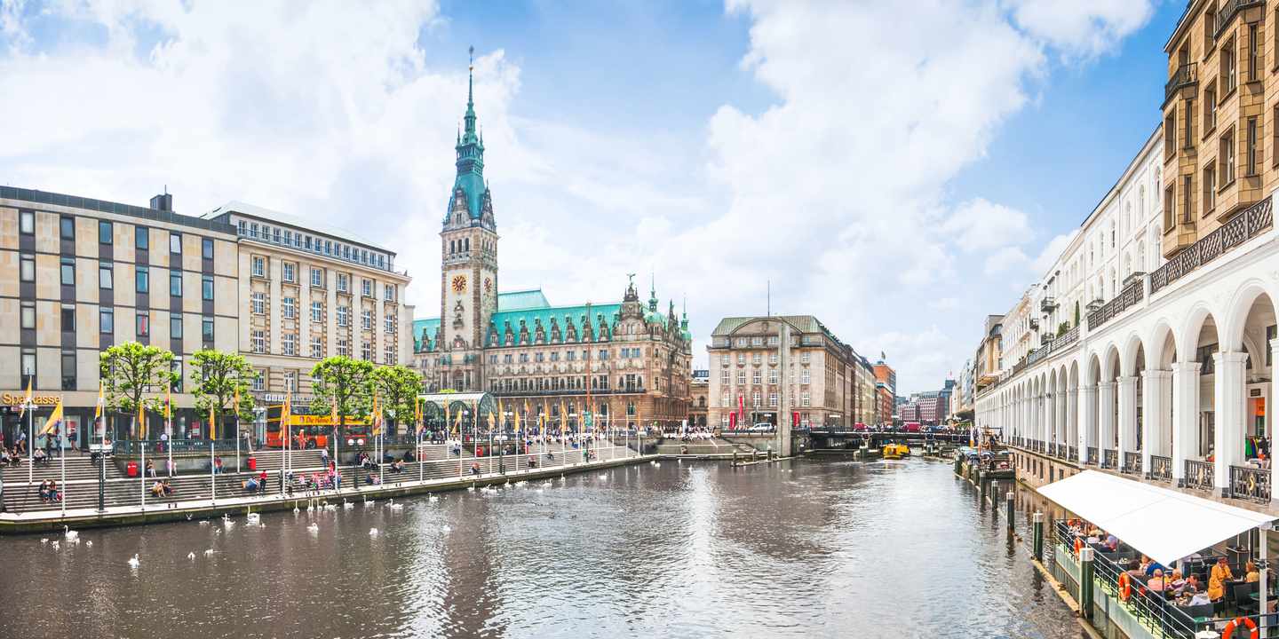 deutschland-hamburg-rathaus-und-alster-g-472317258.jpg