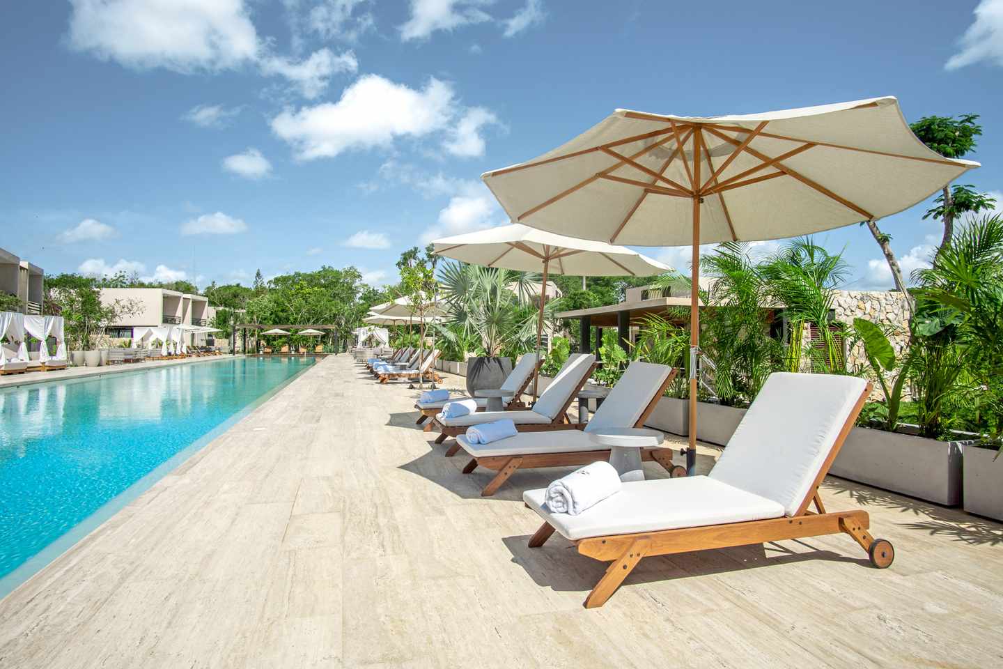Liegenstühle im Poolbereich vom La Hacienda Xcanatun