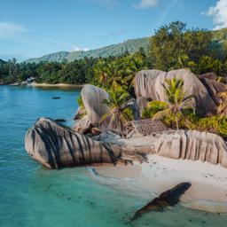 seychellen-la-digue-anse-source-d-argent-strand-bei-sonnenuntergang-1138033080.jpg