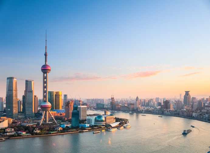 shanghai-skyline-pearl-tower-fluss-g-465535964.jpg