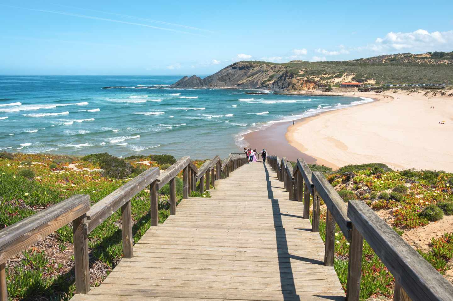 Holzsteg führt zur Praia da Amoreira an der Rota Vicentina mit weitem Sandstrand, Atlantik und Steilküste im Südwesten Portugals