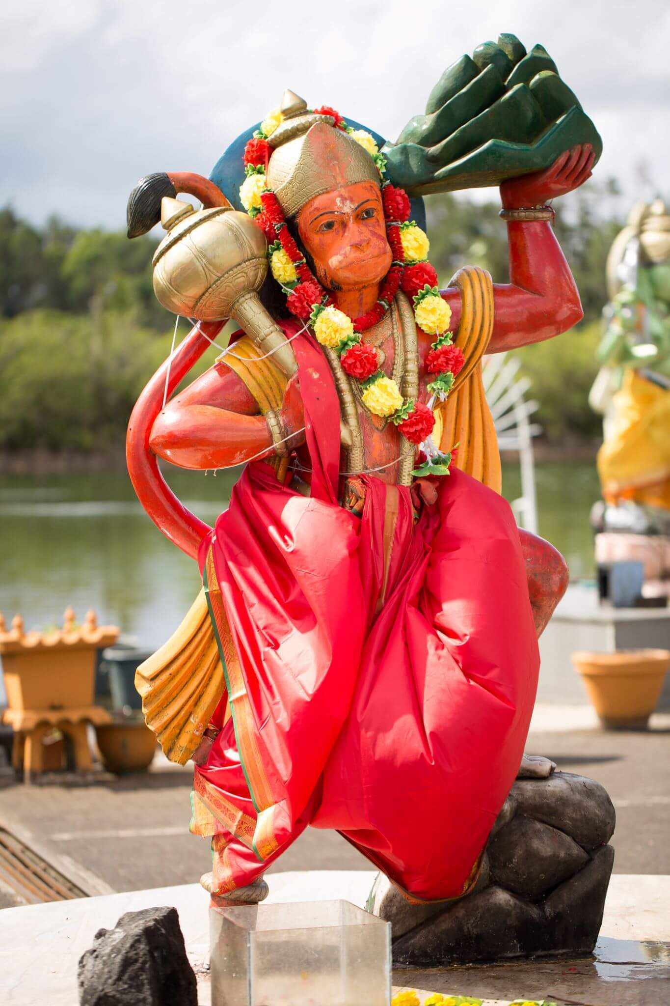 bltdc47d07cd2c900b8-mauritius-grand-bassin-statue-g-1358069493.jpg Rote Affenstatue in Grand Bassin