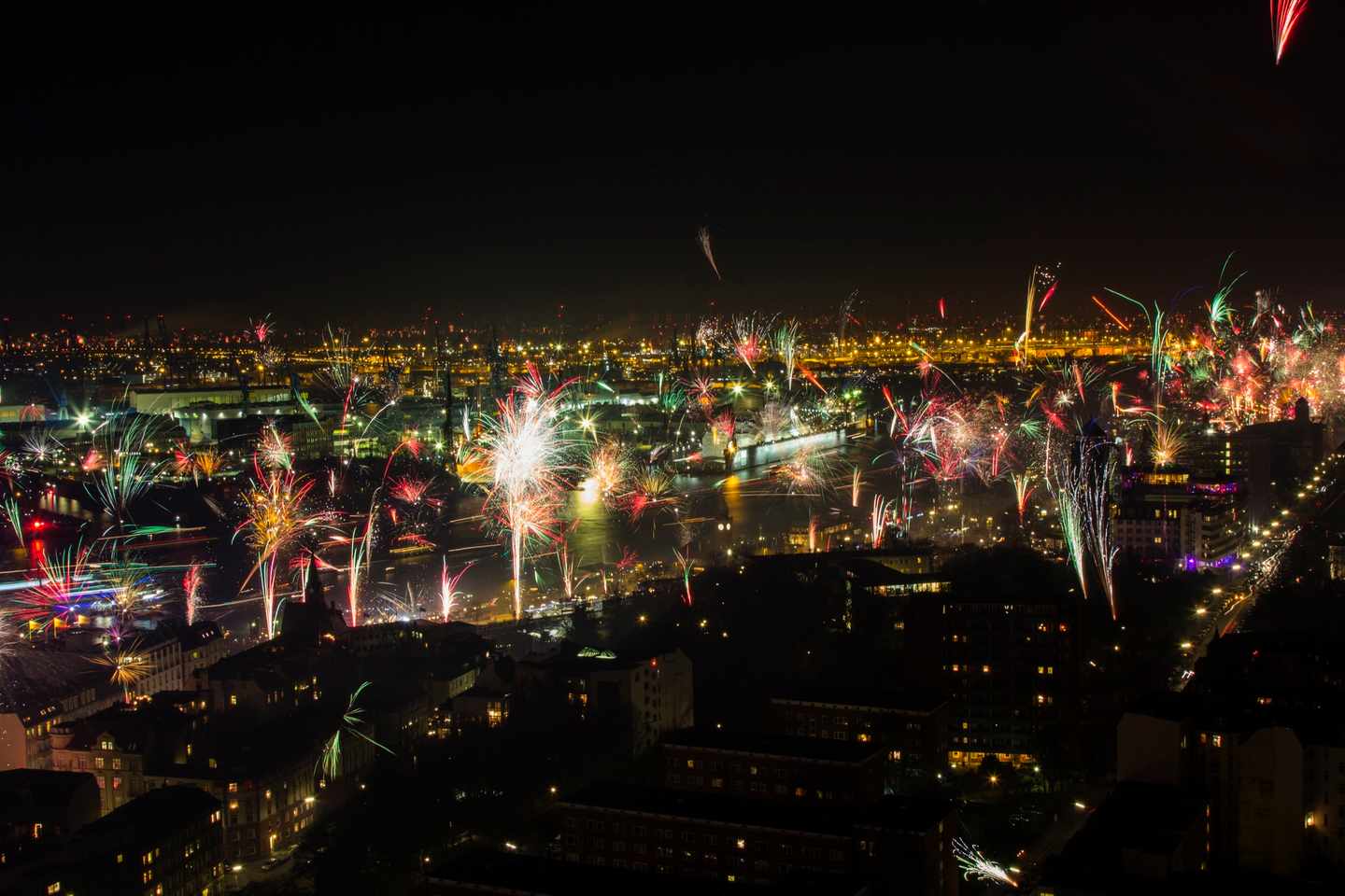 hamburg-hafen-feuerwerk-g-465289157.jpg