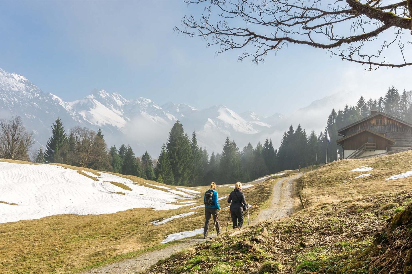 deutschland-self-care-frauen-wandern-richtung-huette-g-925382206.jpg
