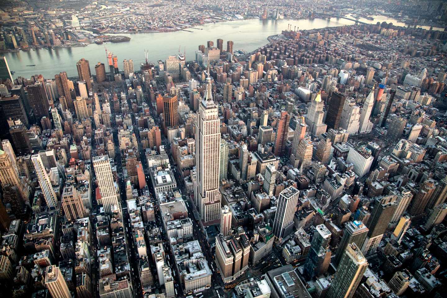 GettyImages-608018455.jpg Luftaufnahme von New York mit Empire State Building und dem Hudson River im Hintergrund