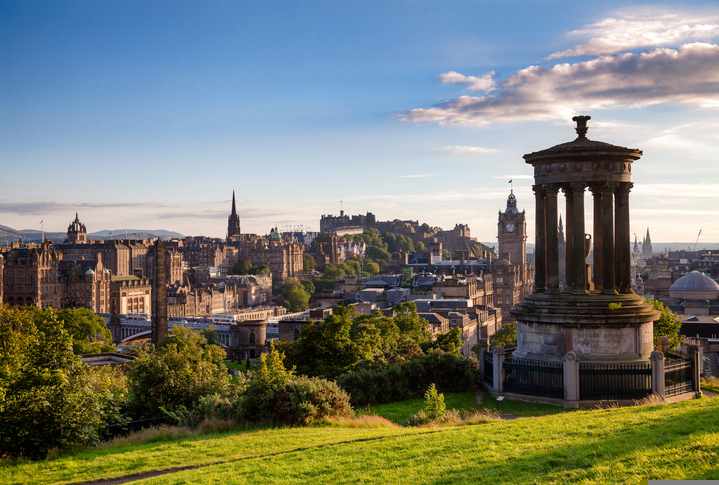 edinburgh-schottland-stadtbildcalton-hill-g-953805472.jpg