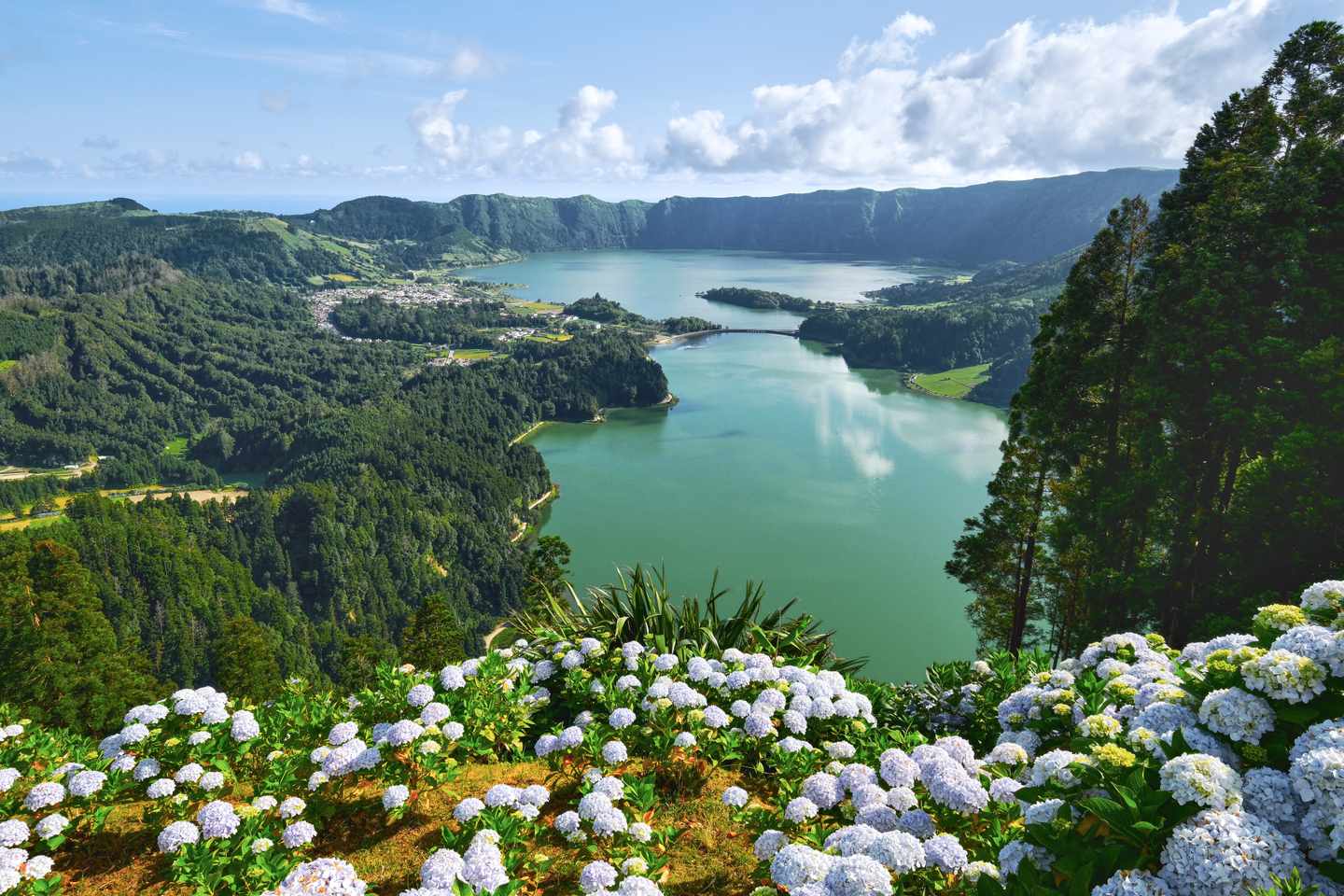 portugal-azoren-blick-auf-sete-cidades-g-1589853445.jpg