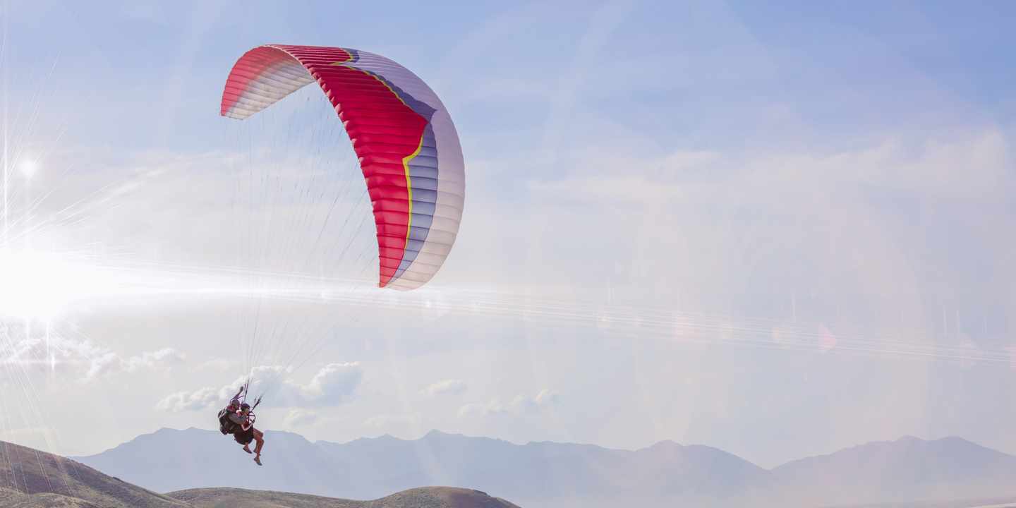 tandem-gleitschirmfliegen-paar-g-480530634.jpg