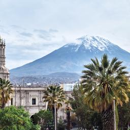 Peru-Arequipa-Turm-vor-einem-Vulkan-g-1404262233.jpg