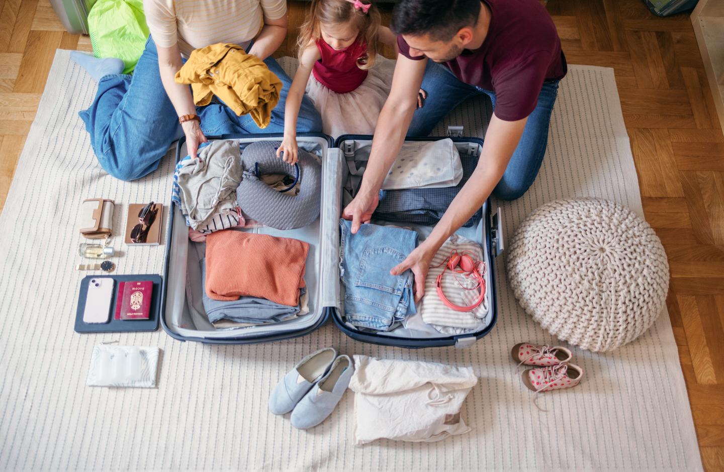 familie-koffer-packen-urlaub-vorbereitungen-g-1587648485.jpg