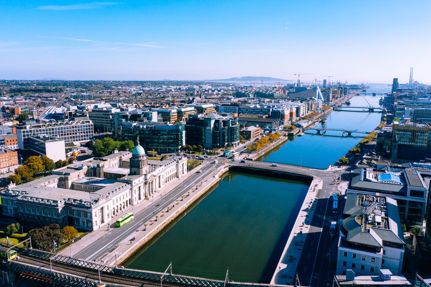 irland-dublin-luftaufnahme-liffey-fluss-custom-house-g-1196736509.jpg