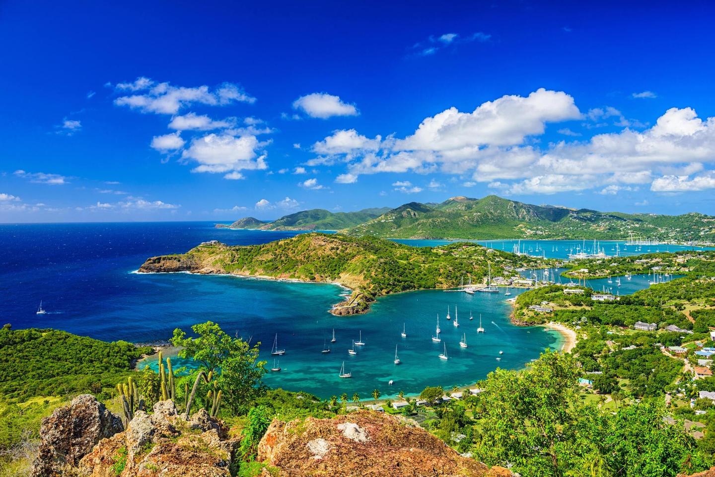 antigua-barbuda-shirley-heights-bucht-schiffe-t-637575236.jpg