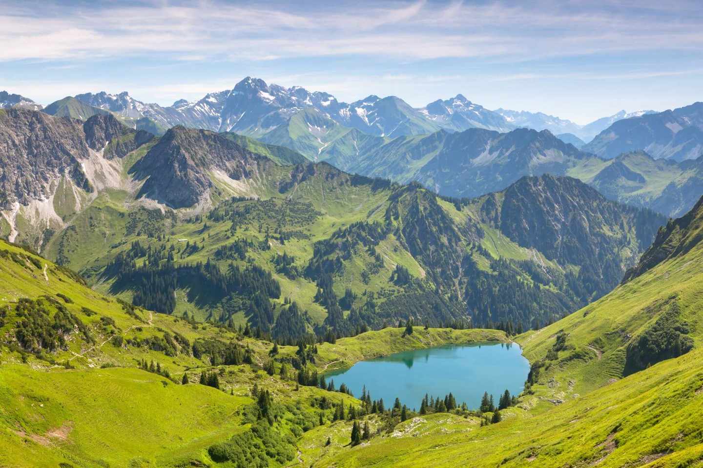 deutschland-bayern-oberstdorf-bergwelt-mit-see-g-501614011.jpg