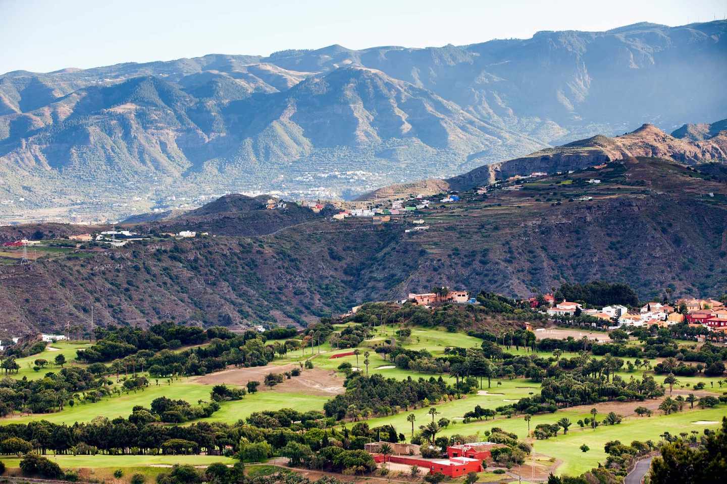 spanien-gran-canaria-golfplatz-mit-berg-g-175249615.jpg