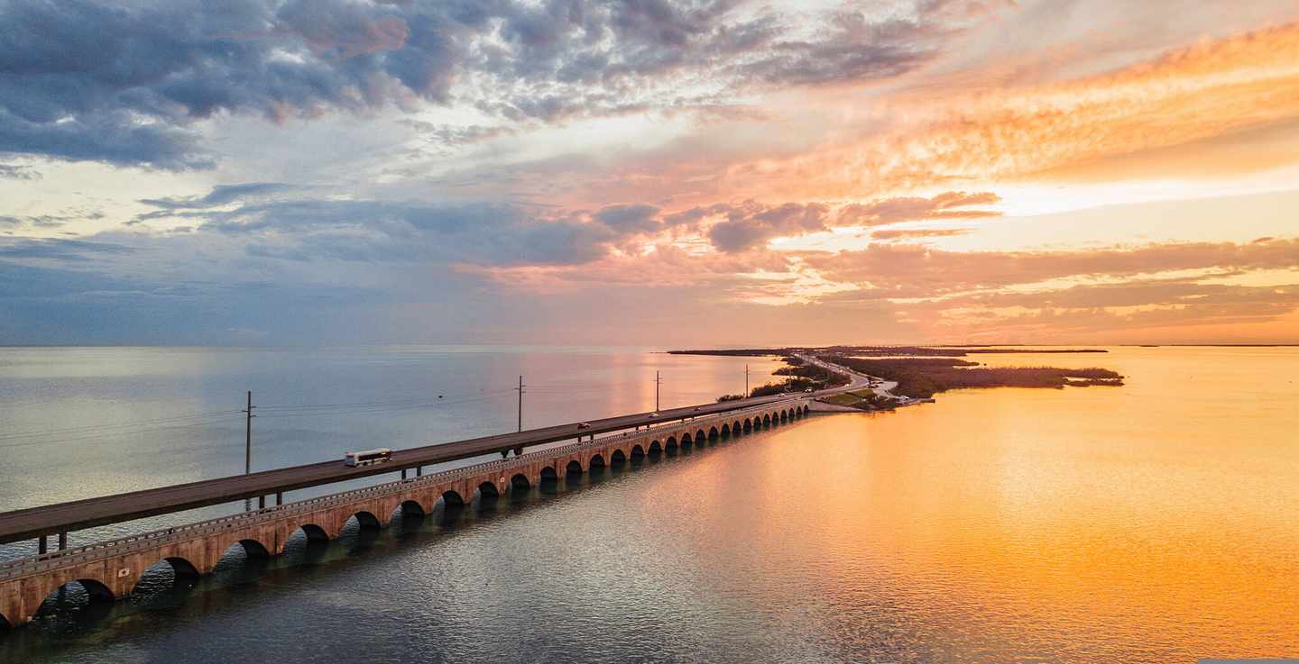 usa-florida-keys-seven-mile-bridge-in-florida-g-986471644.jpg
