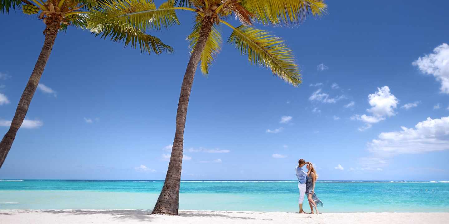 mauritius-paar-am-strand-g-619743822.jpg