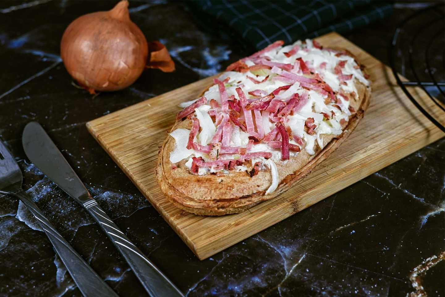 deutschland-bodensee-radtouren-flammkuchen-elsaesser-art-g-1223677174.jpg
