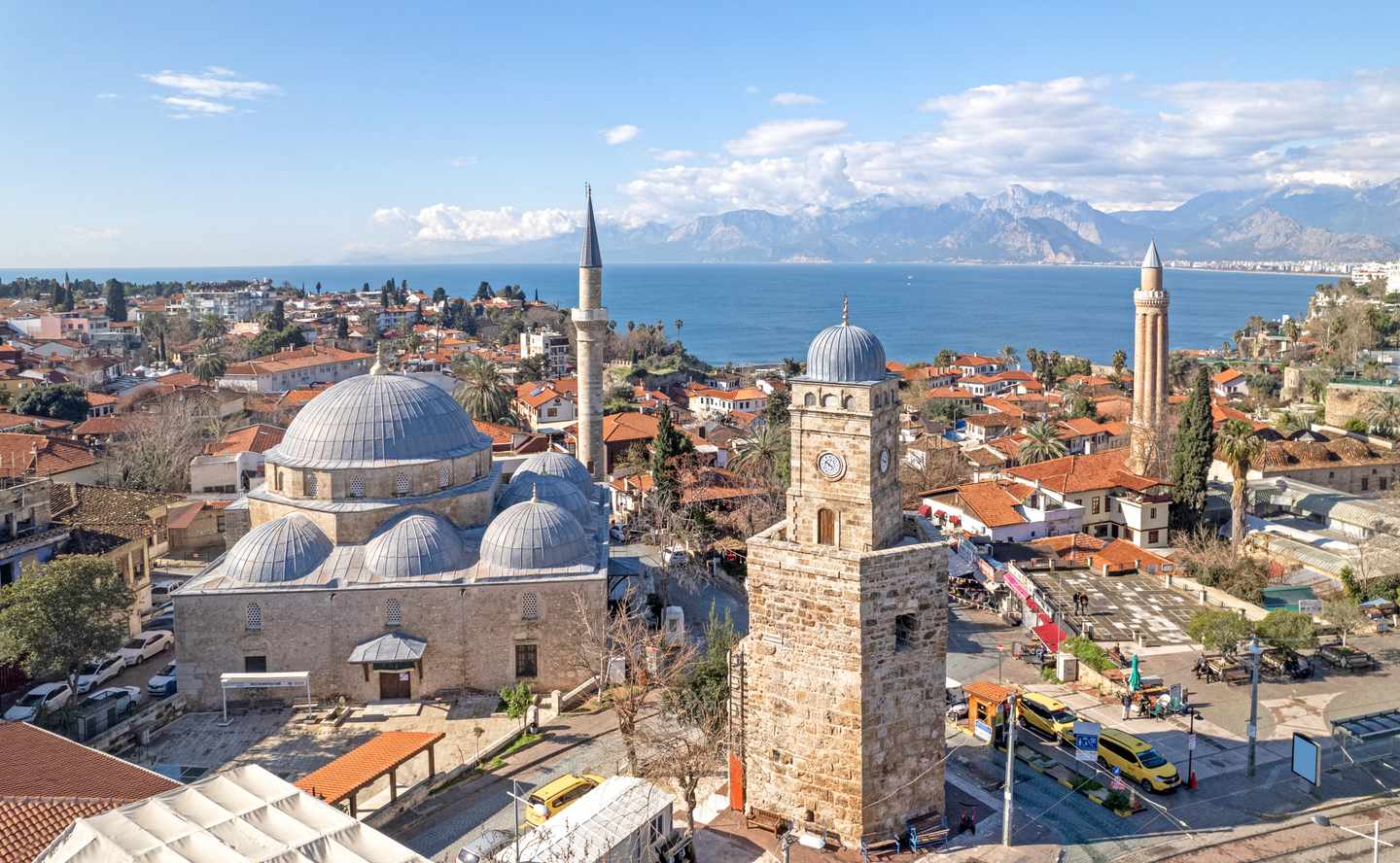tuerkei-antalya-glockenturm-taunusgebirge-g-2134417950.jpg Türkei Urlaub: Altstadt von Antalya mit Yivli-Minarett, Uhrenturm und Blick aufs Mittelmeer und Taurusgebirge