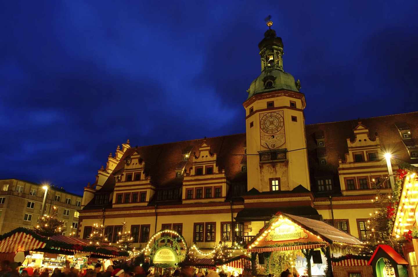 weihnachtsmarkt-leipzig-altes-rathaus-t-187019183.jpg