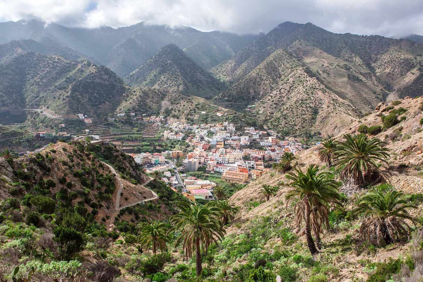 spanien-la-gomera-vallehermoso-valle-gran-rey-bergdorf-g-527695219.jpg