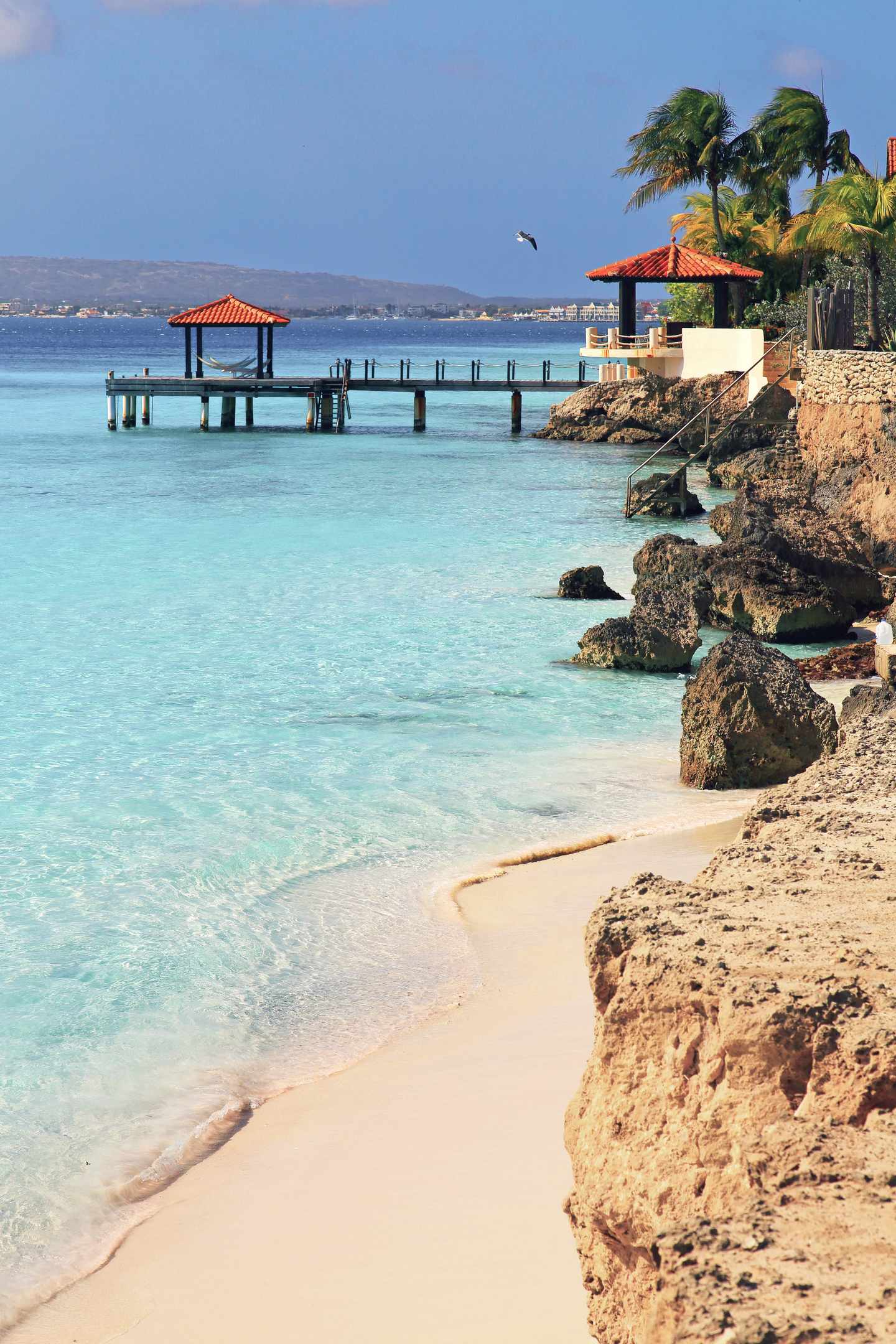 GettyImages-1280494763.jpg Felsige Küste, Holzsteg und Strand auf Curacao