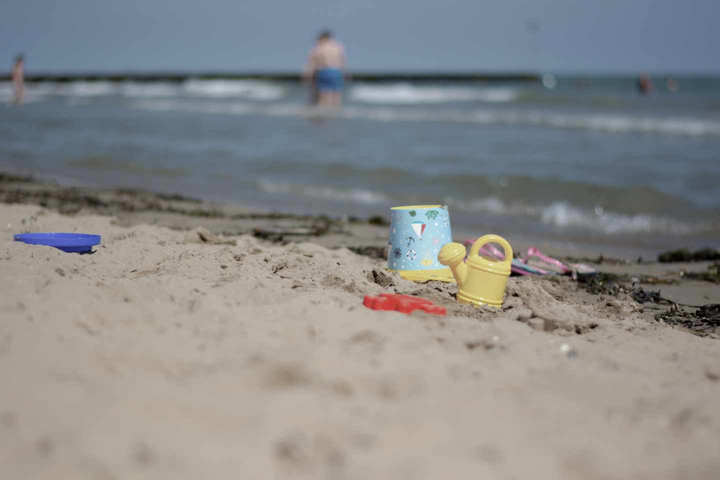 italien-emilia-romagna-rimini-strand-kinderspielzeug-g-1323811547.jpg