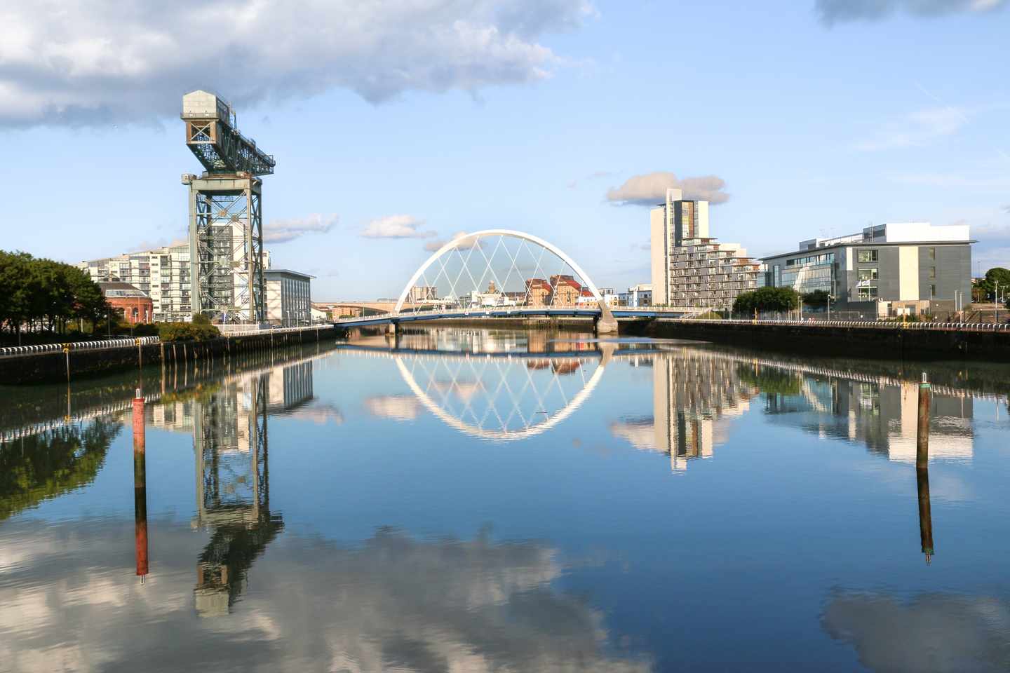 bltaefc44594dec1395-grossbritannien-schottland-glasgow-clyde-arc-g-501945928.jpg Markante Schrägseilbrücke über den Clyde in Glasgow