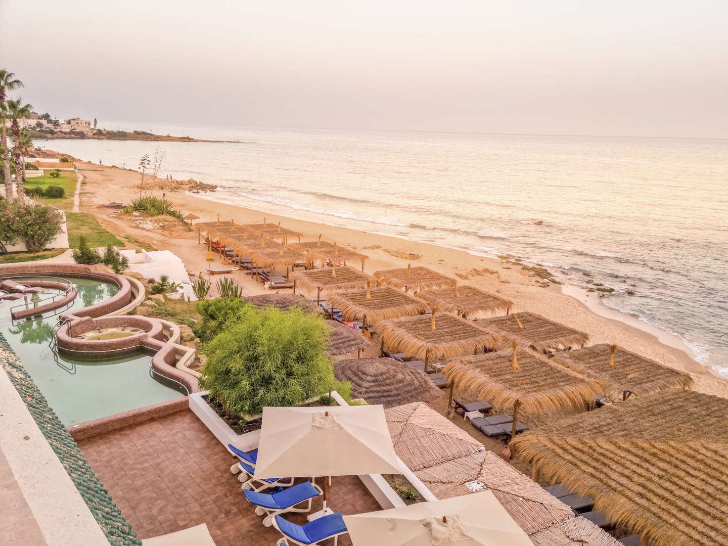 Hotelausblick auf den Strand von Hammamet bei Sonnenuntergang