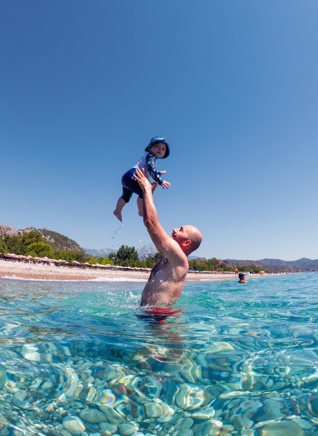 Familienurlaub Türkei tuerkei-mann-kind-meer-g-1270265385.jpg