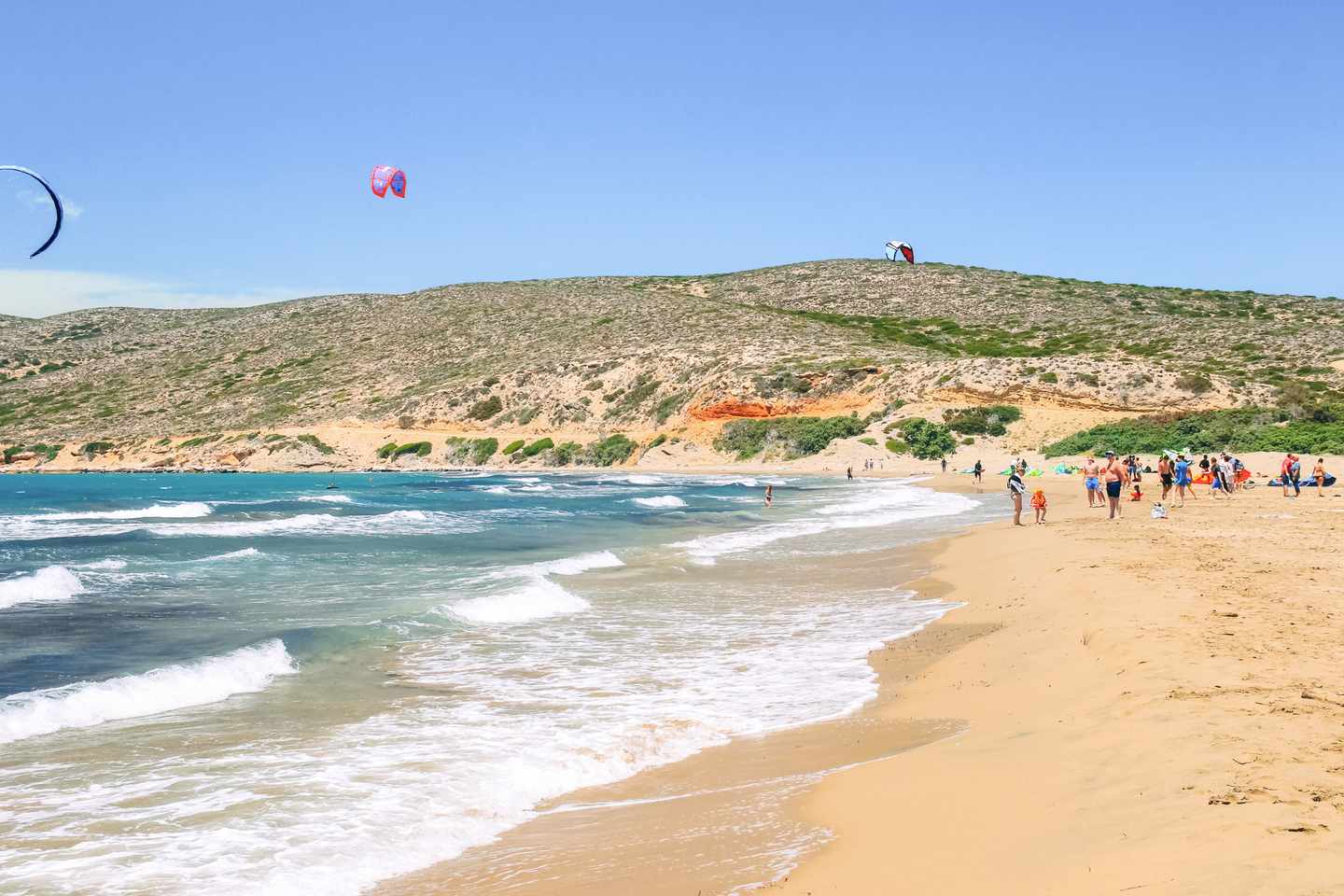 griechenland-rhodos-prasonisi-strand-kitesurfer-berge-g-916183996