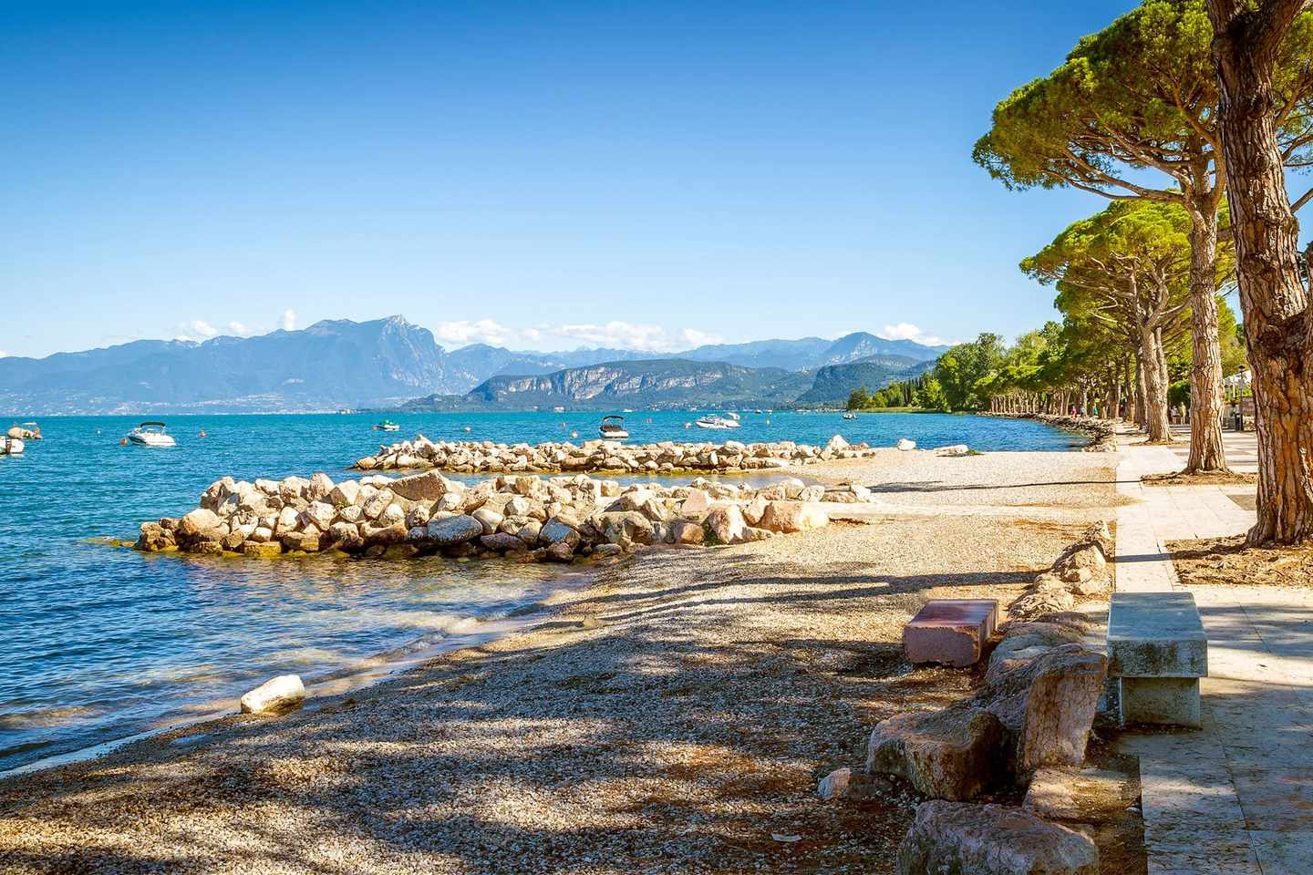 italien-gardasee-lazise-panoramablick-gardasee-mit-strand-g-627397520.jpg