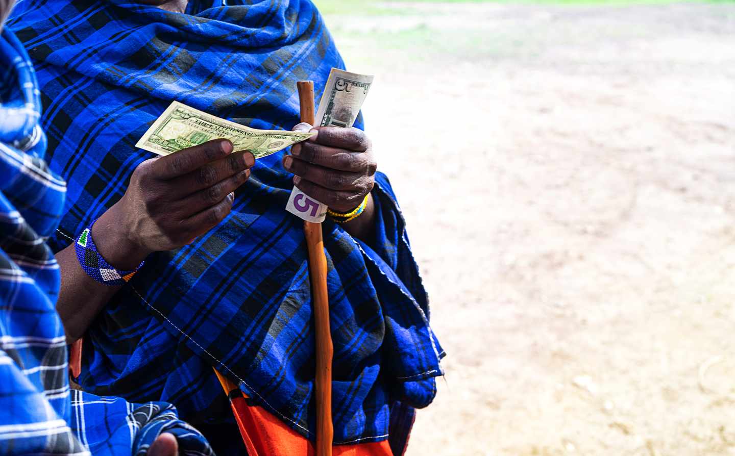 tansania-mann-zaehlt-geld-g-1203043135.jpg