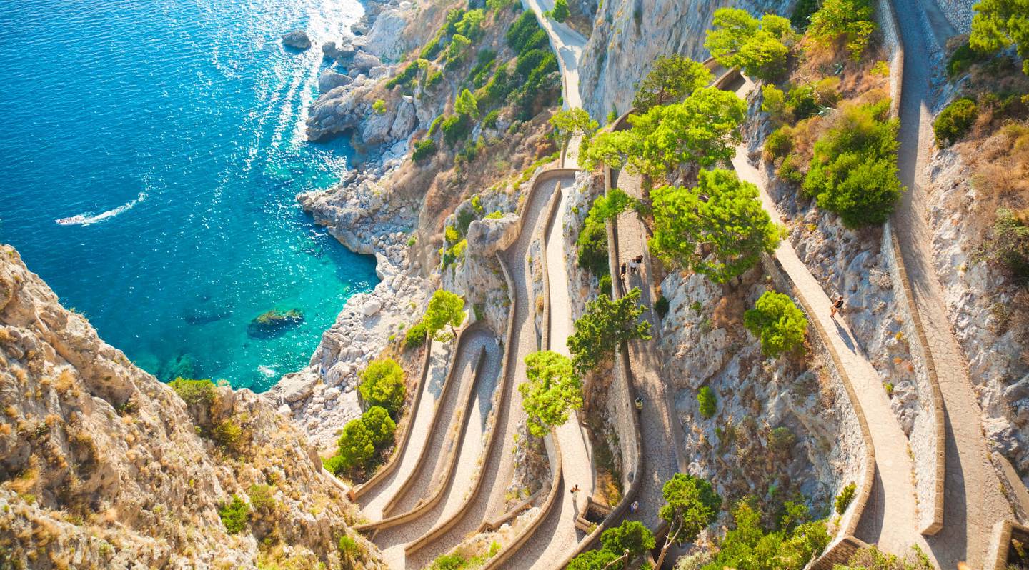 italien-kampanien-capri-kueste-mit-strasse-g-483678059.jpg