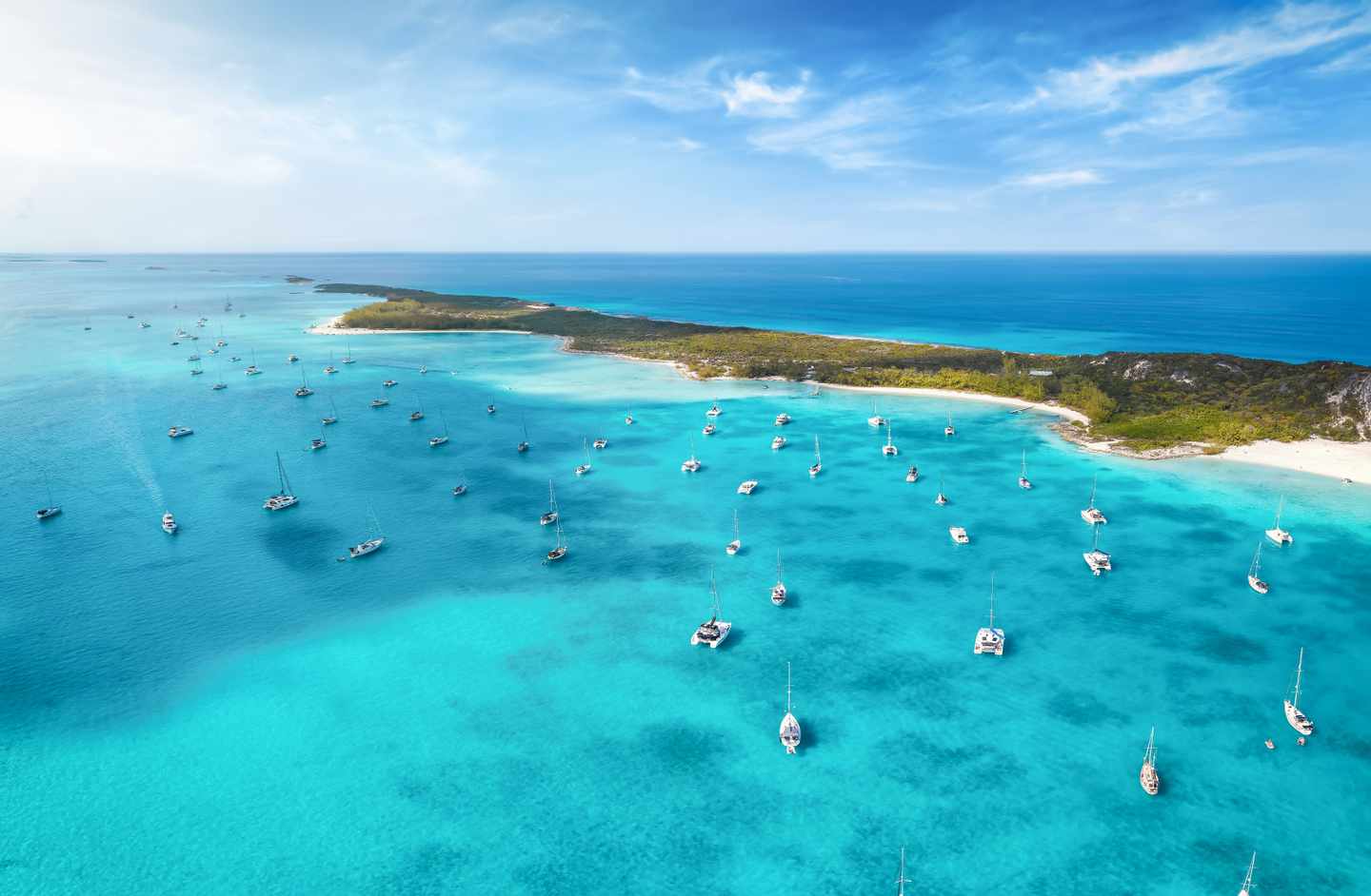 Luftaufnahme der Küste von Stocking Island mit Segelschiffe, Bahamas