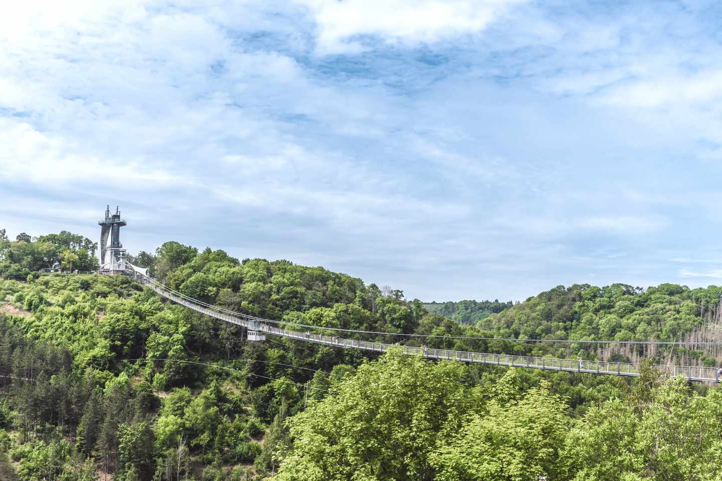 deutschland-harz-rappbodetalsperre-hängebrücke-von-der-seite-g-1587494712.jpeg