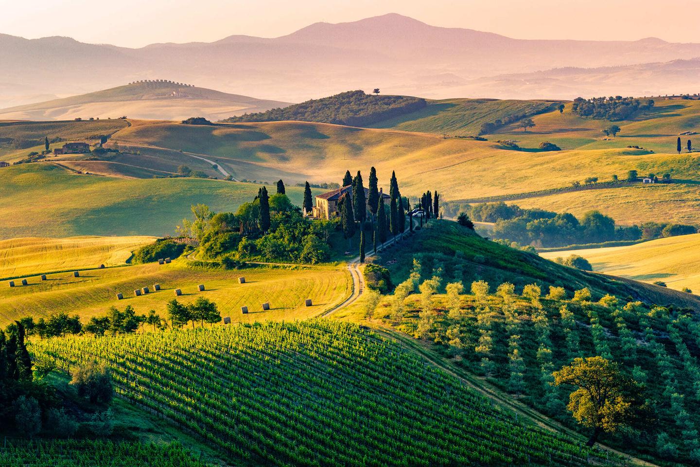 italien-toskana-weingueter-val-d-orcia-landschaft-g-641205724.jpg