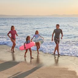 griechenland-familie-strand-2244943222_LP_704x512.jpg