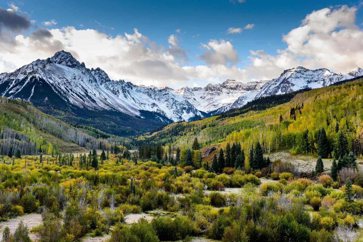 kanada-rocky-mountains-bergpanorama-g-864568096.jpg