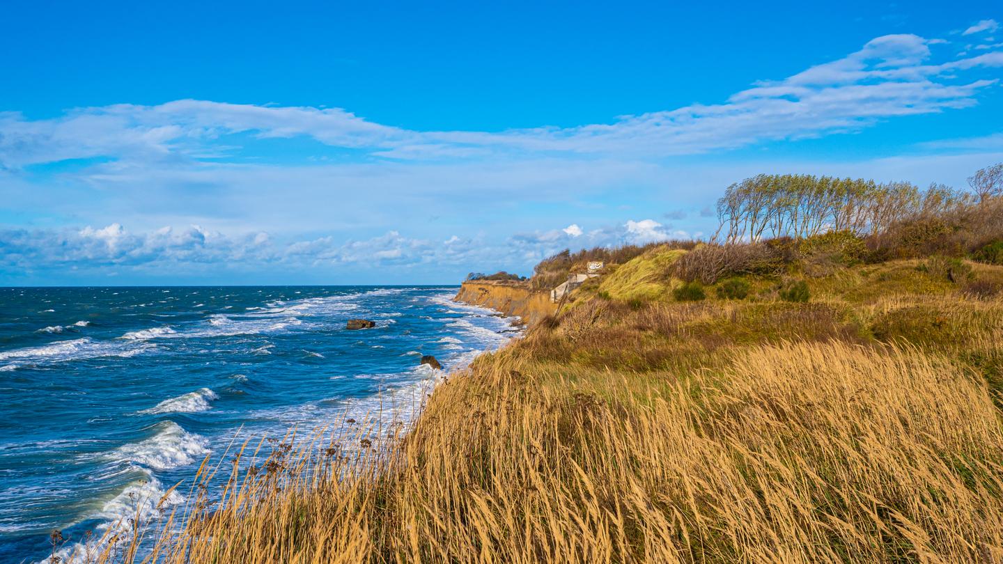 deutschland-meck-pom-ruegen-steilkueste-duenenlandschaft-brandung-g-1392361447.jpg