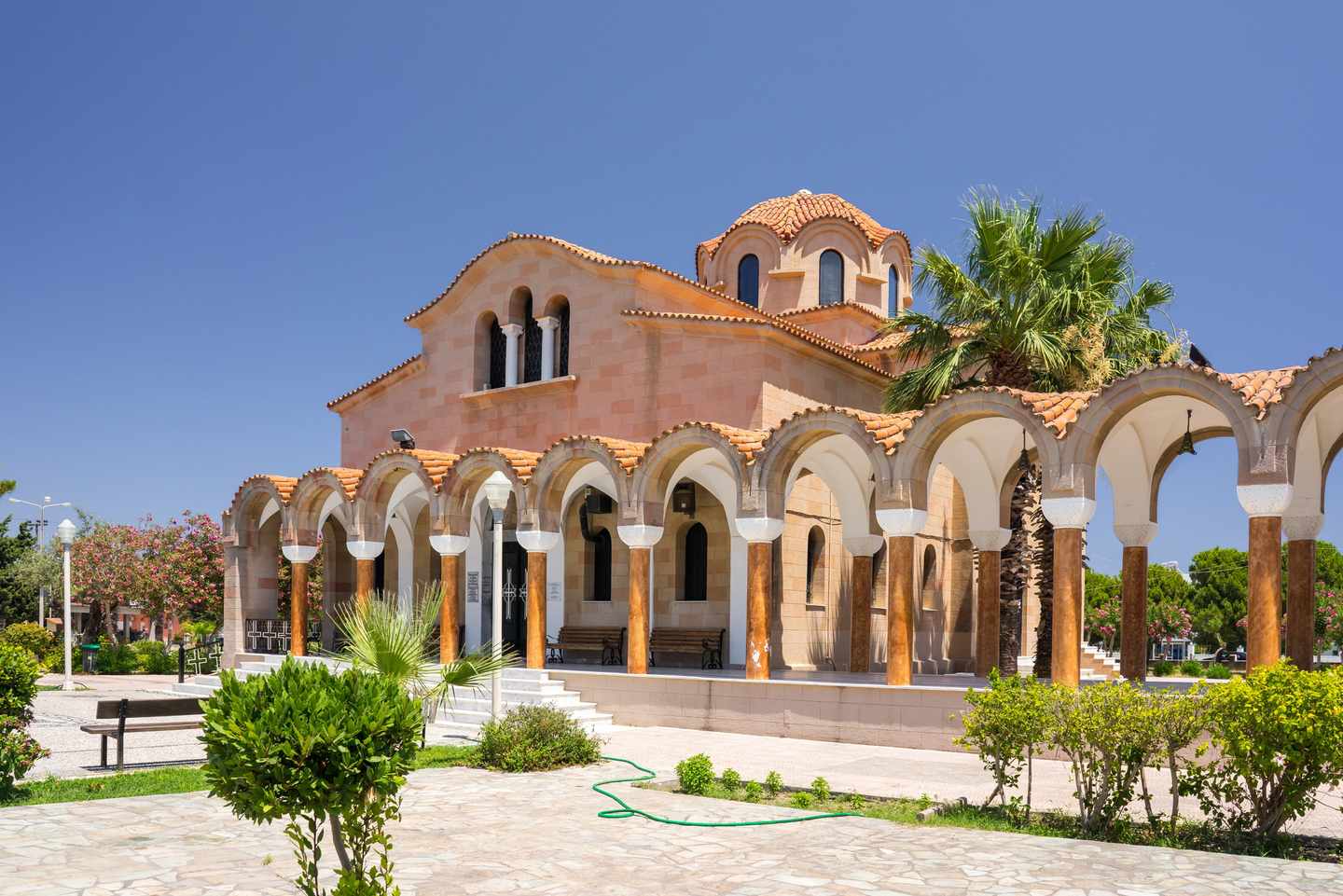 griechenland-rhodos-faliraki-kirche-saint-nektarios-g-485793086.jpg